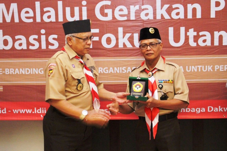 Ashar Budiman, Ketua Sako Sekawan Persada Nusantara (kiri) memberikan cenderamata kepada Wakil Ketua Kwartir Nasional Gerakan Pramuka, Dr. Kodrat Pramudho. (Foto: Koleksi Sako SPN)