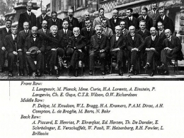 Konverensi Solvay yang dihadiri Bohr dan fisikawan besar lainnya. Sumber : alliimam.com