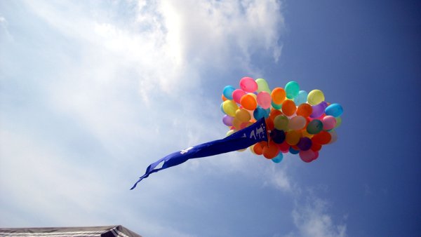 (Pelepasan balon simbol PLN akan setia kerja nyata menerangi negeri)