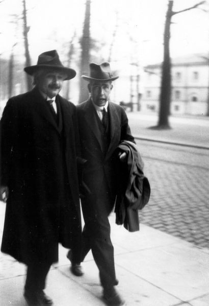 Bohr dan Einstein. Sumber : www.lorentz.leidenuniv.nl
