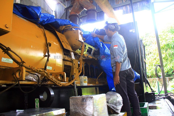 (Bermandikan oli adalah rutinitas ketika mesin mengalami gangguan)