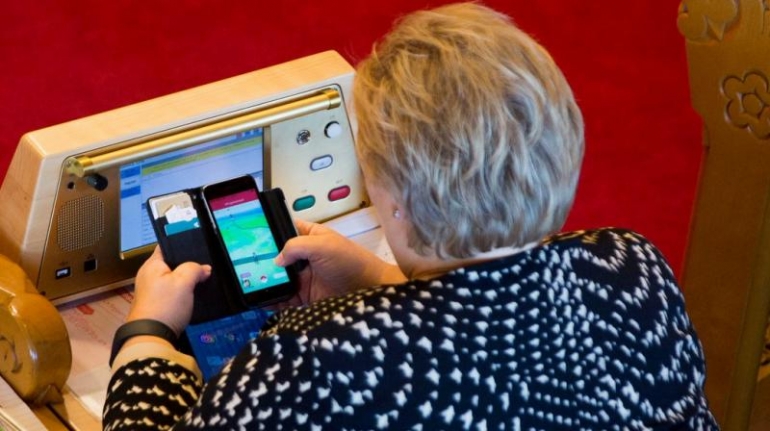 Perdana Menteri Erna Solberg Tertangkap Kamera sedang bermain Pokemon Go pada debat Sidang Parlemen di Oslo. Source: Tom Henning Bratlie/Klassekampen (The Guardian)