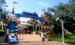 Pintu masuk water park Legoland Malaysia.