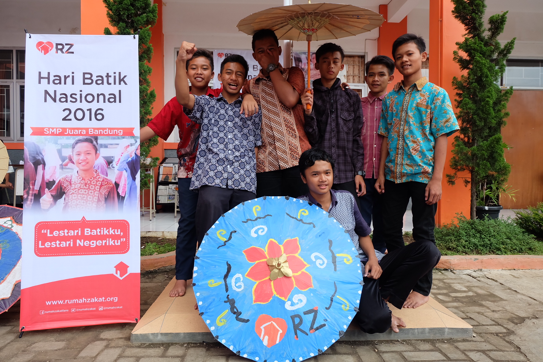 Siswa Smp Juara Bandung berfoto dengan payung geulis yang telah dilukis motif batik