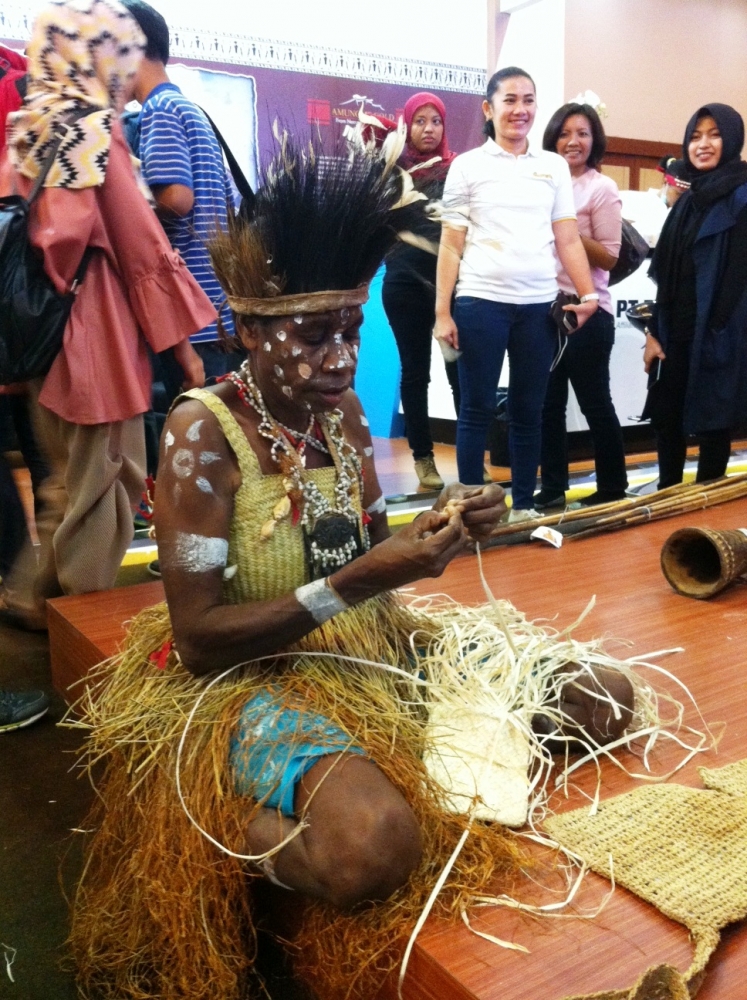 Perajin Papua sedang merangkai karya di booth PT Freeport Indonesia pada acara Kompasianival 2016. (Foto: koleksi pribadi)