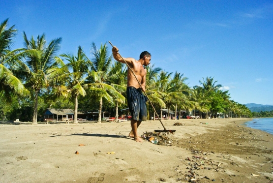 Bambang seorang petani kelapa yang meluangkan waktunya untuk membersihkan Pantai Lakban dari sampah. Dokumentasi pribadi