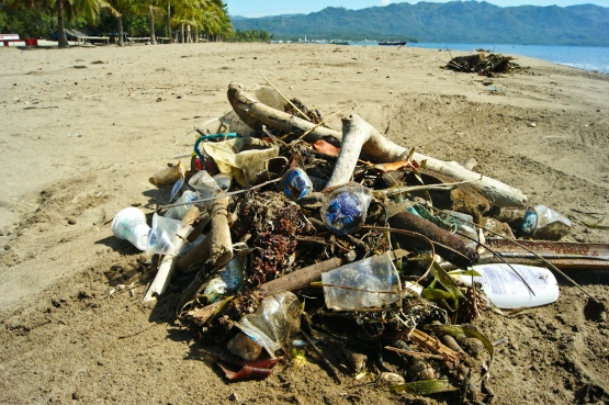 Sebagian sampah yang telah dikumpulkan oleh Bambang di Pantai Lakban. Dokumentasi pribadi