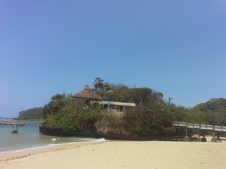 Berdiri sebuah Pura di Pulau Ismoyo, Area Wisata Pantai Balekambang/Dok. Pribadi