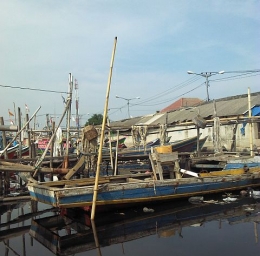 Pada akhir 2013, saya tertegun melihat perairan di Jakarta yang kotor dan penuh sampah, bahkan ada yang mandi dengan air laut yang keruh itu (dokpri)
