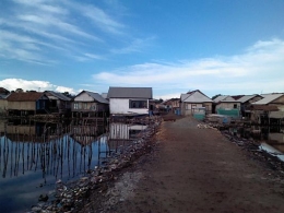 Seandainya desa nelayan ini warganya diajak hidup bersih tentu lingkungannya akan lebih rapi, nyaman, dan lebih sehat (dokpri)
