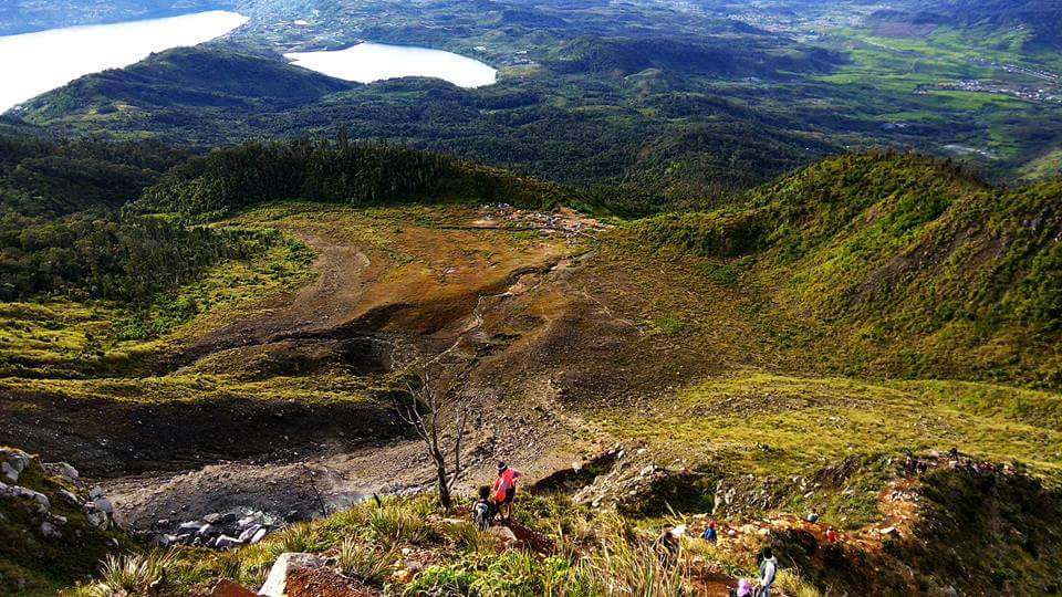 Tanjakan pertama saat muncak. Di bawah nampak area pelataran (dokpri)