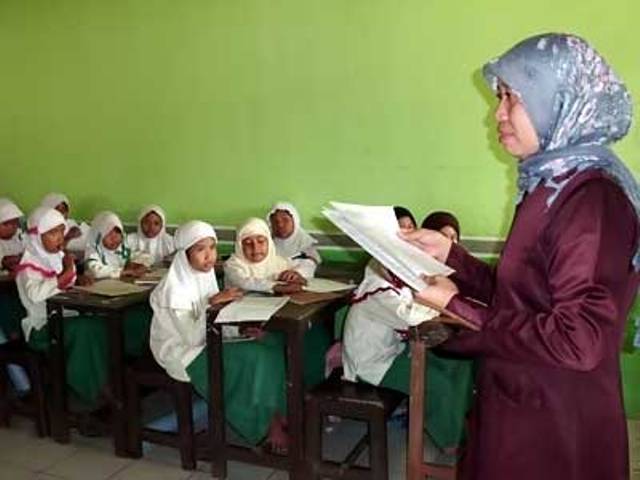 Seorang Guru sedang mengajar. (Foto: kupasbengkulu.com/)
