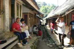 Belajar Kearifan Lokal Menjaga Kebersihan dan Kelestarian Kampung Bersama Warga Kampung Naga,Tasikmalaya, Jawa Barat