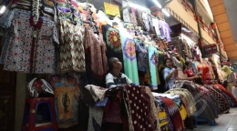 Pedagang 'tekstil motif batik' di Pasar Beringharjo (Foto dari: http://photo.liputan6.com/lifestyle/pasar-beringharjo-pusat-wisata-belanja-batik-murah-di-yogyakarta-2216620)