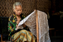 Membatik 'batik tulis'. Produktif di usia senja (http://jogjaculturaltour.com/beautiful-batik/) 