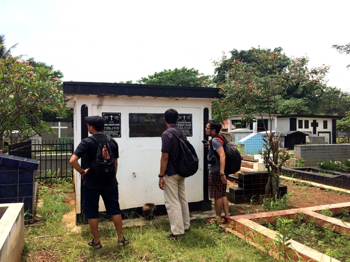 Makam tua di Jalan Kamboja. Ada yang menampung hingga 10 jenazah! (Foto: Diella Dachlan)