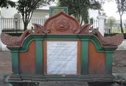 Monumen Batik (Foto dari: https://furniturebatik.wordpress.com/2011/08/05/monumen-batik-yogyakarta/)