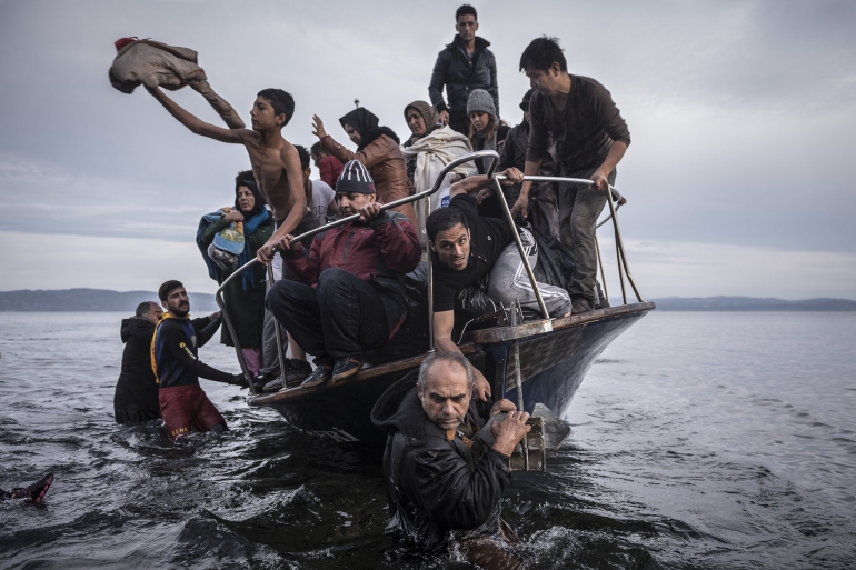 https://static01.nyt.com/images/2016/04/18/blogs/18-lens-refugees-slide-8AS8/18-lens-refugees-slide-8AS8-superJumbo.jpg