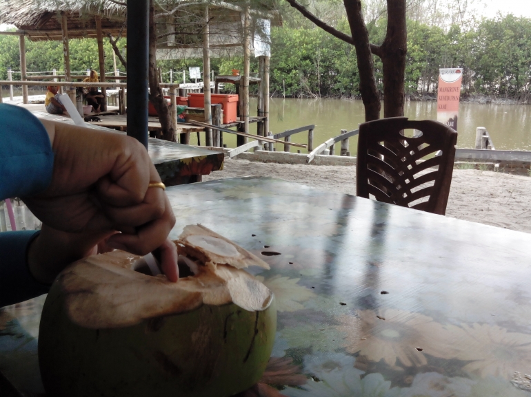 warung makan di tengah mangrove