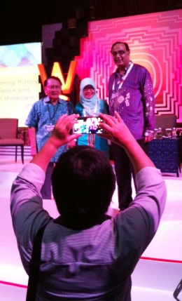 Shabaz Khan, Direktur UNESCO Indonesia (kanan) sedang difoto dengan dua peserta WCF 2016. (Foto; BDHS, 2016)