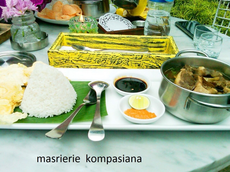 sop buntut , nasi , sambal, jeruk nipis.... makan siang di Miss Bee