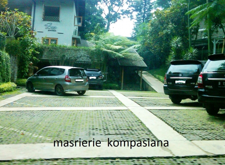 Tempat parkir mobil MIss Bee , tempat makan siang kami.