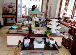 Galeri souvenir dan oleh-oleh yang unik kreatif di Miss Bee ,Jalan Rancabentang Bandung. Sehabis makan kami memilih souvenir untuk buah tangan