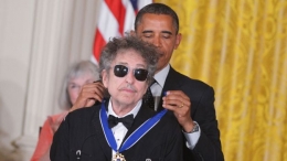 Dylan menerima Presidential Medal of Freedom dari Presiden Obama di Gedung Putih pada 2012/BBC.com.