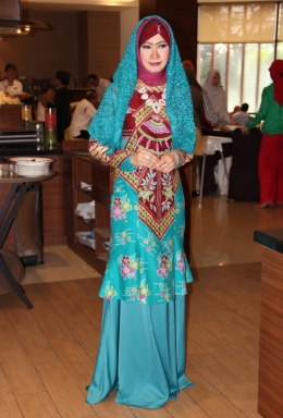 Salah satu batik etnik Tangsel yang dapat dipergunakan sebagai gaun pesta turut dipamerkan. (Foto: Gapey Sandy)