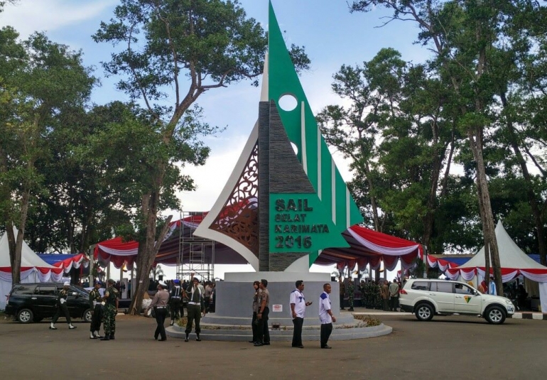 Monumen Sail Selat Karimata, Pantai Datok, Kayong Utara | Foto: Kamil Ichsan