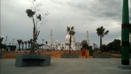 Masjid Agung Oesman Al-Khair di Kecamatan Sukadana baru saja selesai dibangun. Tempat ibadah yang cantik nan megah ini semakin mempercantik Kota Kayong Utara (FOTO: KAMIL ICHSAN)