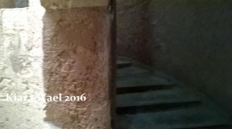 tangga melingkar menuju ke bawah makam