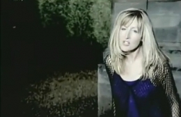 Warna vokal dan wajah Donna Lewis mirip dengan Ellie Goulding apa mereka bersaudara ya? (capture dari youtube vidklip At The Beginning)