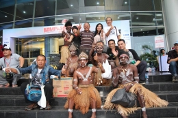 mejeng bareng sodara-sodara dari Papua (foto by Babeh Helmi from Koplak Yo Band)
