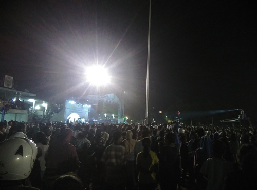 Penonton yang memadati lapangan Pancasila, Ende. Foto: Roman Rendusara