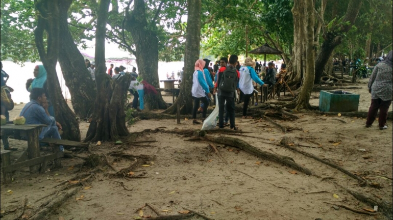 Relawan sedang membersihkan disepanjang pantai Datok, Desa Sukadana | Foto: Kamil Ichsan