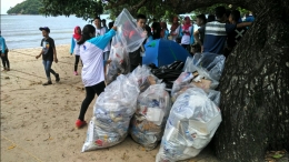 Sampah yang telah dipungut kemudian dikumpulkan untuk diangkut. | Kamil Ichsan