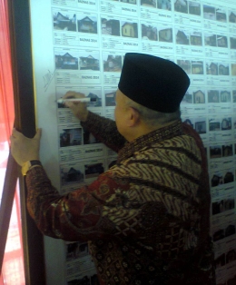 Gubernur H. Alex Noerdin Gubernur Sumatera Selatan menandatangani lapak yang telah disiapkan oleh Panitia. Dokpri