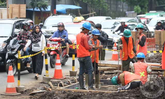 Pembangunan sky walk di Jalan Cihampelas memberikan dampak kemacetan yang cukup parah terutama untuk kendaraan bermotor [text by: Gilang RYD - photo by: Pikiran Rakyat (www.pikiran-rakyat.com)