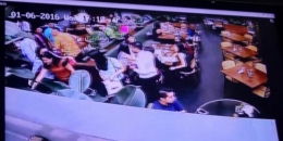 momen ketika Hartanto melihat ke arah Jessica yang sedang cipika cipiki dengan Hanie dan Mirna