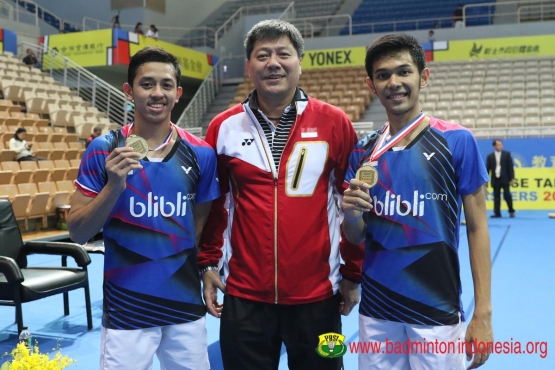 Rian/Fajar mengapiti sang pelatih/badmintonindonesia.org