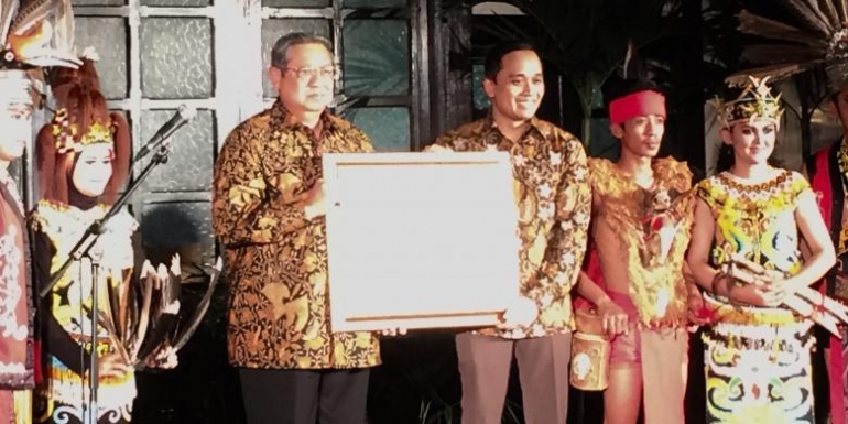 Bapak SBY ketika menerima piagam penghargaan dalam acara puncak 