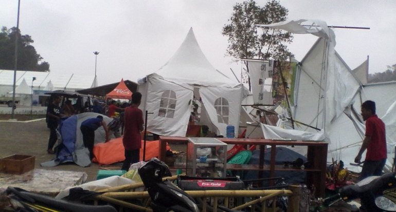 Tenda-tenda pameran Sail Selat Karimata 2016 yang diterjang angin, termasuk stan Yayasan Palung. Foto dok. Petrus Kanisius