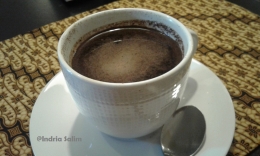Secangkir kopi tubruk panas | Foto: Indria Salim