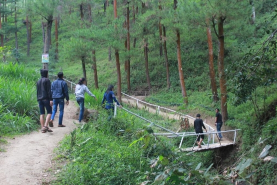 Jarak dari pakir ke lokasi tidak terlalu jauh tetapi tetap menguras tenaga karena medan jalan yang turun nanjak.