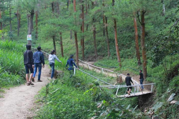 Jarak dari pakir ke lokasi tidak terlalu jauh tetapi tetap menguras tenaga karena medan jalan yang turun nanjak.