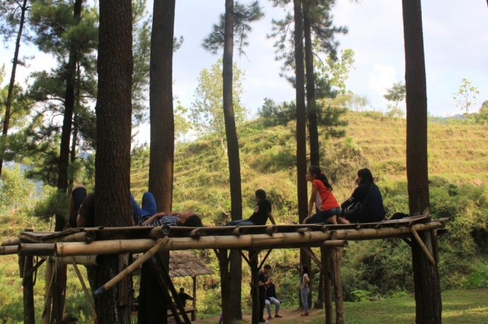Setelah capek dalam perjalanan, pengujung bisa beristirahat di rumah pohon.
