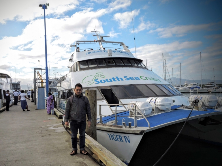 Foto sejenak di depan South Sea Cruise (Dok. Cech)