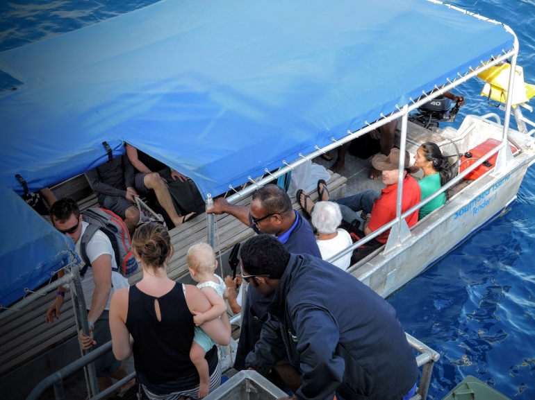 Speedboat penjemput turis yang turun di South Sea Island