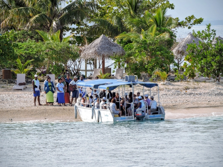 Penumpang turun di Bounty Island (Dok. Cech)